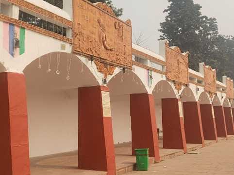 कुरुक्षेत्र। ब्रह्मसरोवर क्षेत्र में रंग करने के लिए रोगन लेकर जाते श्रमिक। संवाद