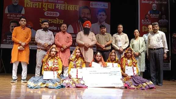 कुरुक्षेत्र। जिला युवा महोत्सव कार्यक्रम में विजेता कलाकारों को सम्मानित करते मुख्य अतिथि व आय कुरुक्षेत्र। जिला युवा महोत्सव कार्यक्रम में विजेता कलाकारों को सम्मानित करते मुख्य अतिथि व आय