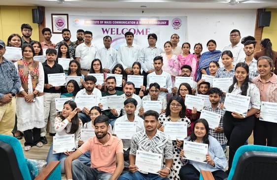 कुरुक्षेत्र। रत्नावली में भाग लेने वाले विद्यार्थियों को प्रशस्ति पत्र प्रदान कर सम्मानित करने कुरुक्षेत्र। रत्नावली में भाग लेने वाले विद्यार्थियों को प्रशस्ति पत्र प्रदान कर सम्मानित करने