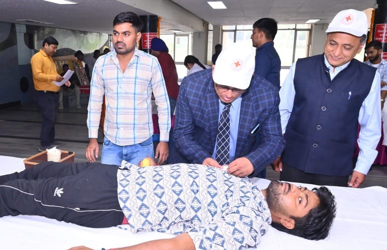 कुरुक्षेत्र। सुखमनी साहब की वाणी का जाप करती डॉ. ममता व अन्य। विज्ञप्ति