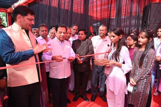 कार्यक्रम में मंच पर खड़े शिक्षक। संवाद कार्यक्रम में मंच पर खड़े शिक्षक। संवाद