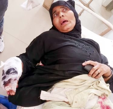 खुटार में डीसीसीएम ई रिक्शा की टक्कर में घायल  ई रिक्शा चालक फरमान। संवाद