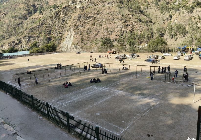 लवी मेले को लेकर मेला मैदान स्थित स्टेज का रंग रोगन करने में जुटे मजदूर। संवाद लवी मेले को लेकर मेला मैदान स्थित स्टेज का रंग रोगन करने में जुटे मजदूर। संवाद