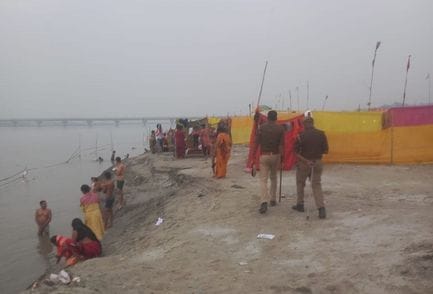 मिर्जापुर में ढाईघाट पर लगा मेला। स्रोत: जागरूक पाठक मिर्जापुर में ढाईघाट पर लगा मेला। स्रोत: जागरूक पाठक