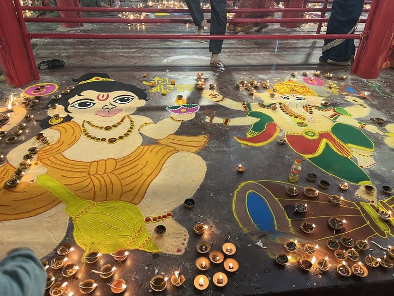 नगर स्थित शीतला धाम पर देव दीपावली पर दीपदान करती महिलाएं और युवतियां।संवाद