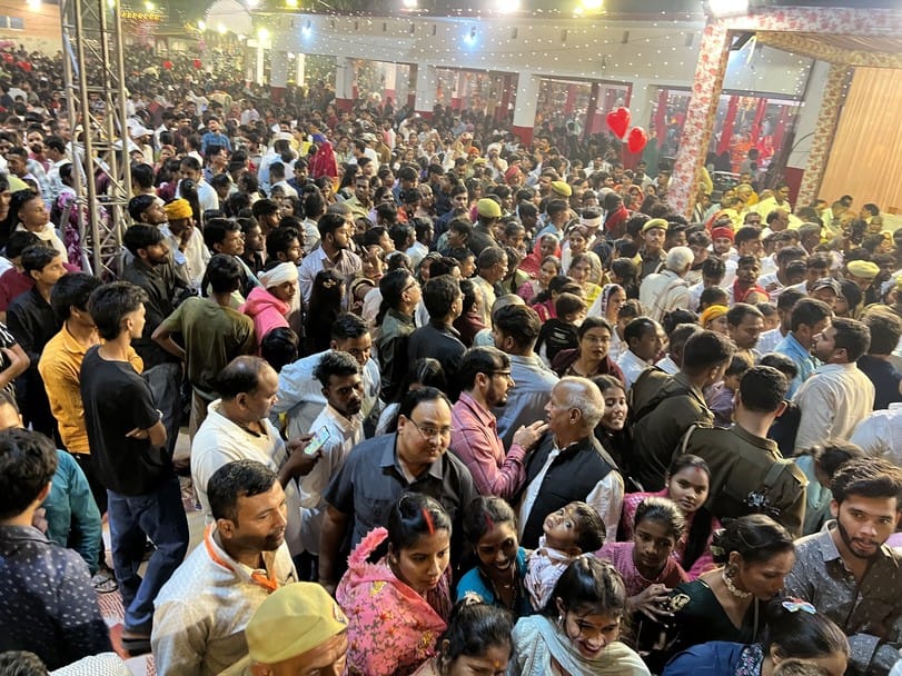 नगर स्थित शीतला धाम पर देव दीपावली पर दीपदान करती महिलाएं और युवतियां।संवाद