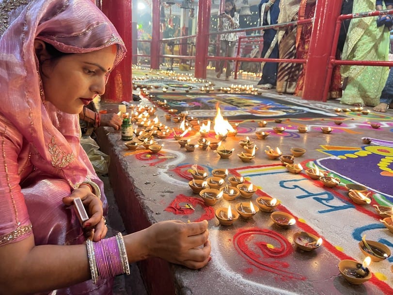 नगर स्थित शीतला धाम पर देव दीपावली पर दीपदान करती महिलाएं और युवतियां।संवाद