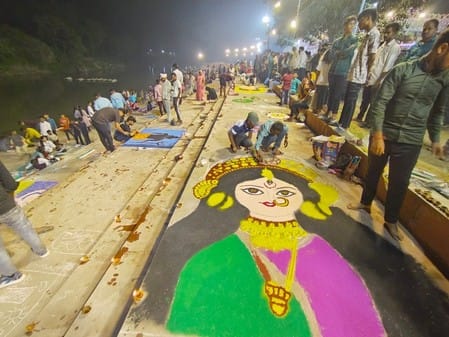 नगर स्थित शीतला धाम पर देव दीपावली पर दीपदान करती महिलाएं और युवतियां।संवाद