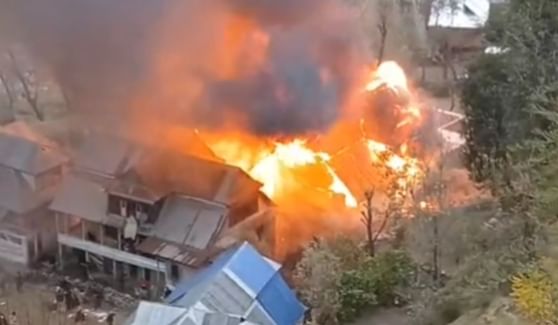 पुंछ जिले की मंडी तहसील के लारेन सड़क मार्ग पर आटो की भिंडंत मं घायल को अस्पताल लाते लोग