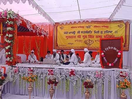 पलिया गुरुद्वारा में मौजूद संगत। संवाद पलिया गुरुद्वारा में मौजूद संगत। संवाद