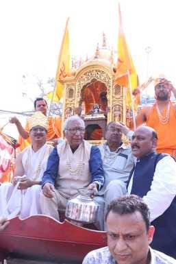 प्राचीन दिगंबर जैन बड़े मंदिर में पूजा में शामिल श्रद्धालु स्रोत संवाद प्राचीन दिगंबर जैन बड़े मंदिर में पूजा में शामिल श्रद्धालु स्रोत संवाद