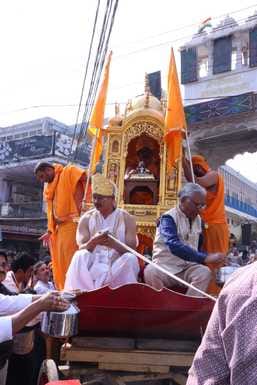 प्राचीन दिगंबर जैन बड़े मंदिर में पूजा में शामिल श्रद्धालु स्रोत संवाद प्राचीन दिगंबर जैन बड़े मंदिर में पूजा में शामिल श्रद्धालु स्रोत संवाद