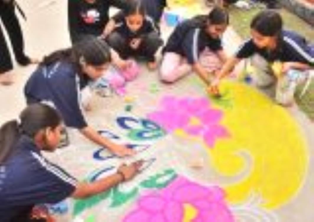 रंगोली प्रतियोगिता में छात्र-छात्राओं ने दिखाया हुनर रंगोली प्रतियोगिता में छात्र-छात्राओं ने दिखाया हुनर