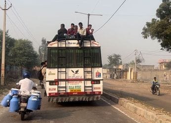 रोहतक बस स्टैंड पर खड़ी निजी बसों के आगे रोडवेज बसों का इंतजार करते यात्री। संवाद रोहतक बस स्टैंड पर खड़ी निजी बसों के आगे रोडवेज बसों का इंतजार करते यात्री। संवाद