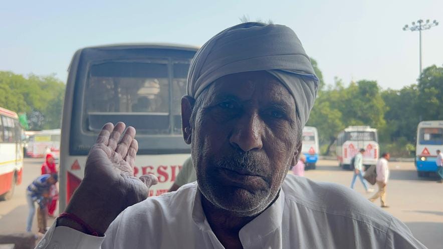 रोहतक बस स्टैंड पर खड़ी निजी बसों के आगे रोडवेज बसों का इंतजार करते यात्री। संवाद रोहतक बस स्टैंड पर खड़ी निजी बसों के आगे रोडवेज बसों का इंतजार करते यात्री। संवाद