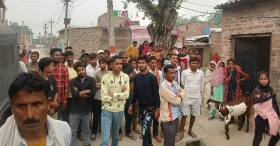 रोजा के सुतनेरा गांव में किशोरी की हत्या के मामले में जांच करते एसपी राजेश द्विवेदी। स्रोत: मीड रोजा के सुतनेरा गांव में किशोरी की हत्या के मामले में जांच करते एसपी राजेश द्विवेदी। स्रोत: मीड