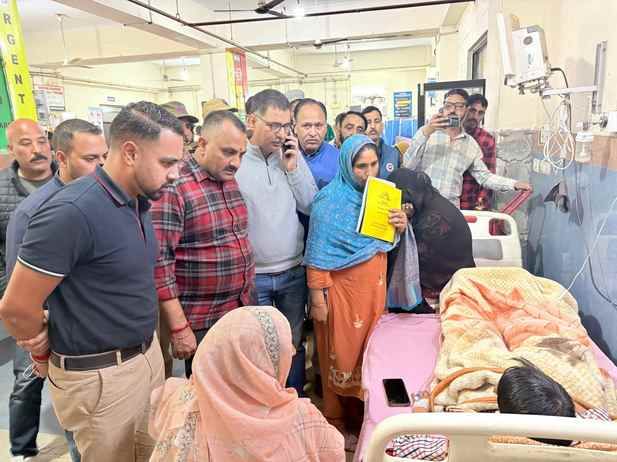 राजोरी ठंडीकस्सी सड़क हादसे के घायल जिएमसी राजोरी मे उपचाराधीन फोटो स्रोत संवाद राजोरी ठंडीकस्सी सड़क हादसे के घायल जिएमसी राजोरी मे उपचाराधीन फोटो स्रोत संवाद