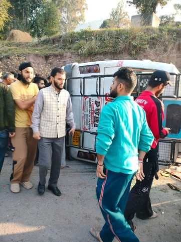 राजोरी ठंडीकस्सी सड़क हादसे के घायल जिएमसी राजोरी मे उपचाराधीन फोटो स्रोत संवाद राजोरी ठंडीकस्सी सड़क हादसे के घायल जिएमसी राजोरी मे उपचाराधीन फोटो स्रोत संवाद