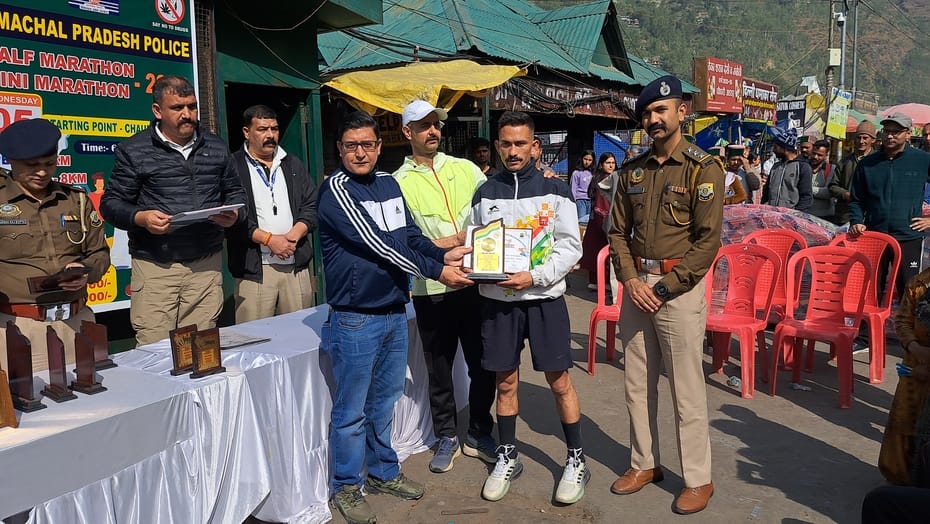 रामपुर में आयोजित मैराथन में भाग लेती छात्राएं। संवाद