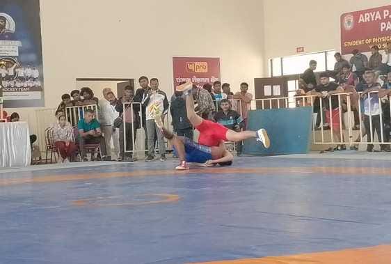 राष्ट्रीय स्कूली कुश्ती प्रतियोगिता में दम दिखाते पहलवान। संवाद राष्ट्रीय स्कूली कुश्ती प्रतियोगिता में दम दिखाते पहलवान। संवाद