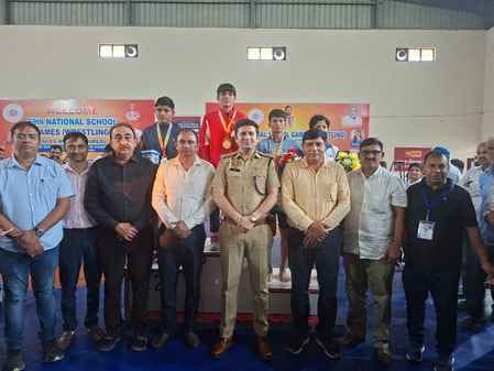 राष्ट्रीय स्कूली कुश्ती प्रतियोगिता में दम दिखाते पहलवान। संवाद राष्ट्रीय स्कूली कुश्ती प्रतियोगिता में दम दिखाते पहलवान। संवाद