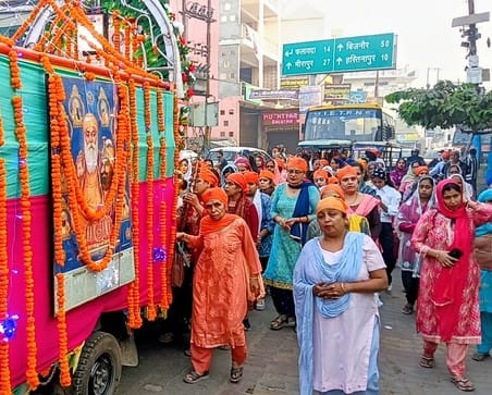 सिख धर्म के संस्थापक एवं प्रथम गुरु नानक देव के 556 वें प्रकाश पर्व पर निकाली गई प्रभात फेरी म सिख धर्म के संस्थापक एवं प्रथम गुरु नानक देव के 556 वें प्रकाश पर्व पर निकाली गई प्रभात फेरी म