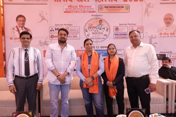 सांसद खेल महोत्सव 2025 : जेपी और आईआईएमटी की टीम के बीच हुए फुटबॉल मुकाबले में गोल रोकता गोलकी सांसद खेल महोत्सव 2025 : जेपी और आईआईएमटी की टीम के बीच हुए फुटबॉल मुकाबले में गोल रोकता गोलकी