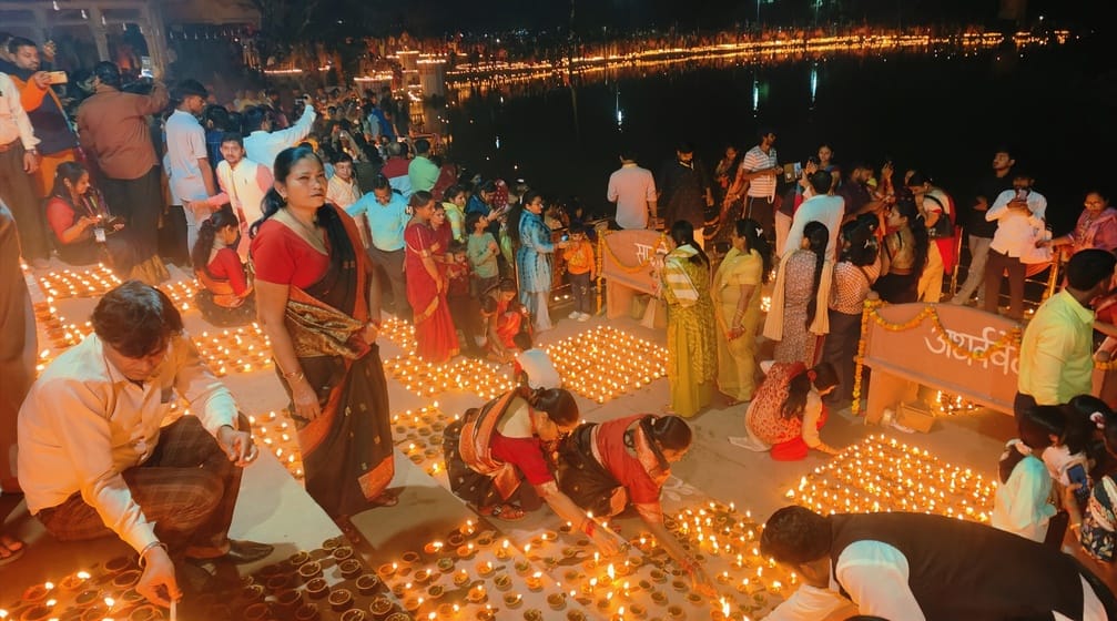 सेठ घाट पर देव दीपावली के मौके पर हो रही महा आरती। संवाद सेठ घाट पर देव दीपावली के मौके पर हो रही महा आरती। संवाद