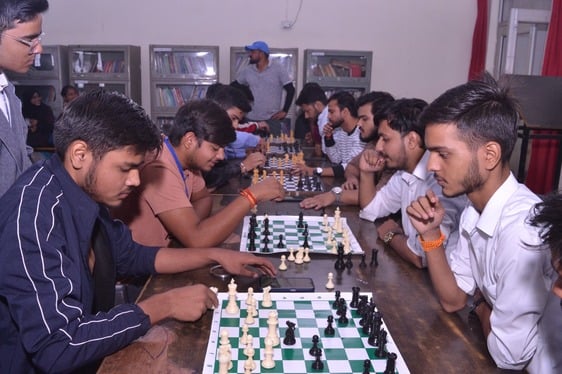 शाहजहांपुर में एसएस कॉलेज में खेल महोत्सव के दौरान ऊंची कूद में प्रतिभाग करता छात्र। स्रोत : कॉ