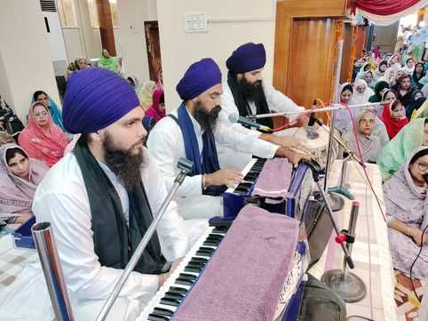 शाहजहांपुर में गुरुद्वारा श्री गुरु सिंह सभा में प्रकाश पर्व पर उपस्थित संगत। संवाद