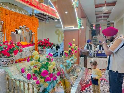 शाहजहांपुर में गुरुद्वारा श्री गुरु सिंह सभा में प्रकाश पर्व पर उपस्थित संगत। संवाद