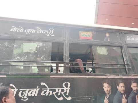 शाहजहांपुर में रोडवेज बस में नहीं लगी फॉग लाइट। संवाद शाहजहांपुर में रोडवेज बस में नहीं लगी फॉग लाइट। संवाद