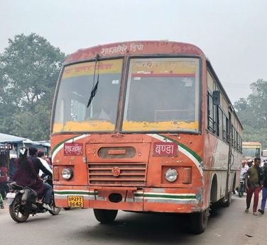 शाहजहांपुर में रोडवेज बस में नहीं लगी फॉग लाइट। संवाद शाहजहांपुर में रोडवेज बस में नहीं लगी फॉग लाइट। संवाद