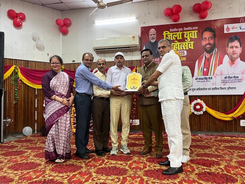 शहर के पंचायत भवन में जिला युवा महोत्सव में प्रस्तुति देती हुई प्रतिभागी। संवाद