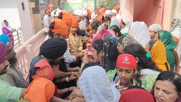 शहर के सिंधी कॉलोनी स्थित गुरुद्वारा परिसर में शबद कीर्तन के दौरान ज्ञानी तेज सिंह व श्रद्धालु