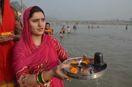 शुक तीर्थ गंगा घाट पूजा करने पहुंचे श्रद्धालु। संवाद