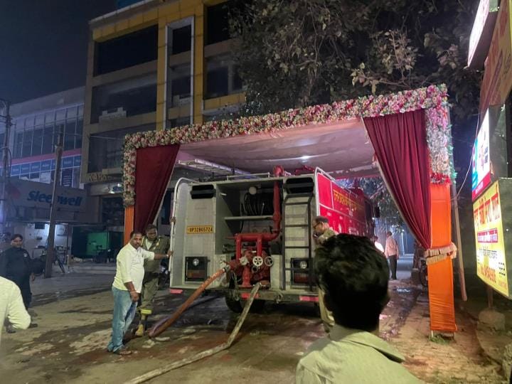 शाॅपिंग काॅम्प्लेक्स में लगी आग और माैके पर माैजूद अग्निशमन विभाग के लोग। शाॅपिंग काॅम्प्लेक्स में लगी आग और माैके पर माैजूद अग्निशमन विभाग के लोग।