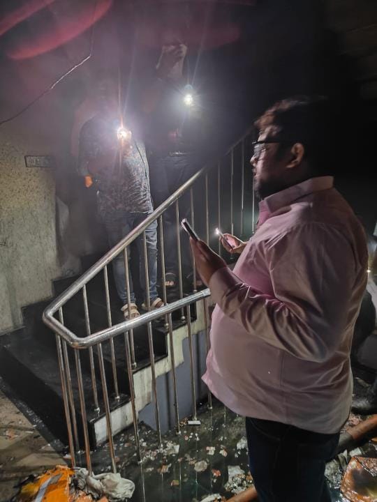शाॅपिंग काॅम्प्लेक्स में लगी आग और माैके पर माैजूद अग्निशमन विभाग के लोग। शाॅपिंग काॅम्प्लेक्स में लगी आग और माैके पर माैजूद अग्निशमन विभाग के लोग।