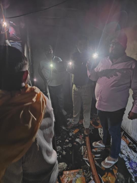 शाॅपिंग काॅम्प्लेक्स में लगी आग और माैके पर माैजूद अग्निशमन विभाग के लोग। शाॅपिंग काॅम्प्लेक्स में लगी आग और माैके पर माैजूद अग्निशमन विभाग के लोग।