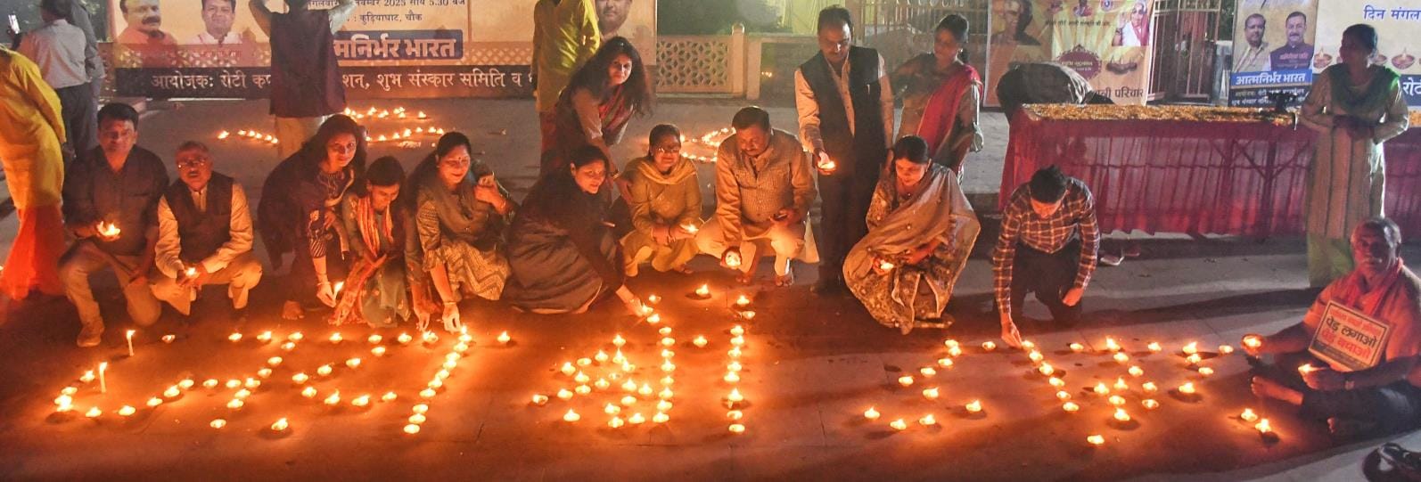 दीपों से जगमगाया कुड़ियाघाट