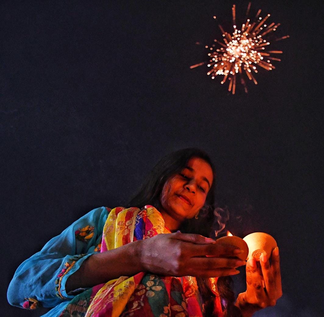 दीपों से जगमगाया कुड़ियाघाट