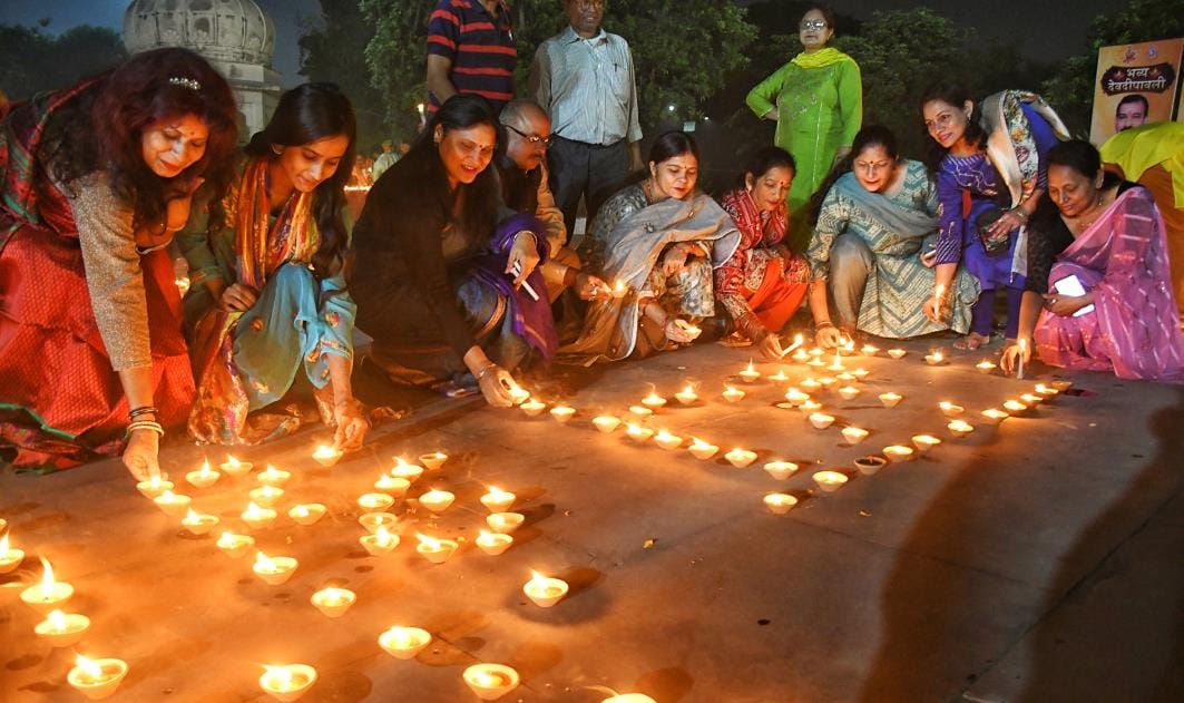 दीपों से जगमगाया कुड़ियाघाट