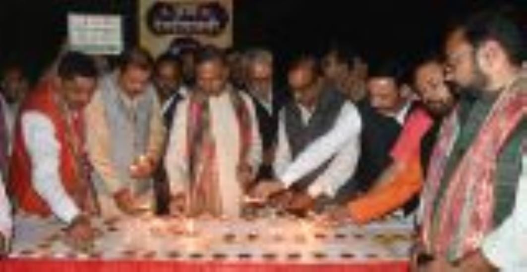 दीपों से जगमगाया कुड़ियाघाट