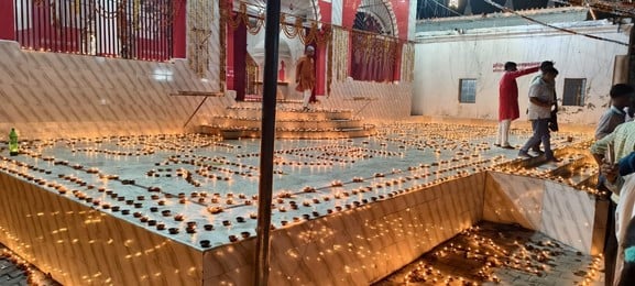 देव दीपावली पर्व पर दीपो से सजाया गया रसड़ा कस्बा स्थित श्रीनाथ बाबा पोखरा।संवाद