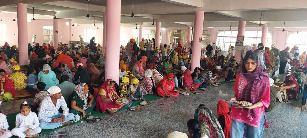 06जेएनडी35: गुरु ग्रंथ साहिब की पालकी के आगे चलते गुरु के पंच प्यारे। संवाद। 06जेएनडी35: गुरु ग्रंथ साहिब की पालकी के आगे चलते गुरु के पंच प्यारे। संवाद।