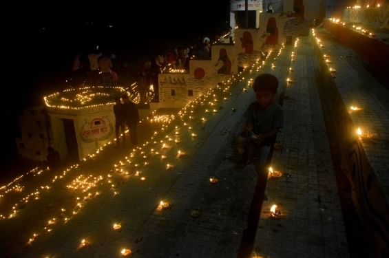 26 बिंद्राबाजार में राम जानकी मंदिर स्थित सरोवर पर जलाए गए दीप। संवाद 26 बिंद्राबाजार में राम जानकी मंदिर स्थित सरोवर पर जलाए गए दीप। संवाद