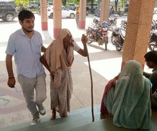 28 सीकेटीपी-12- परिचय- चार पहिया वाहन में मौजूद पेंशनर बच्ची देवी । संवाद 28 सीकेटीपी-12- परिचय- चार पहिया वाहन में मौजूद पेंशनर बच्ची देवी । संवाद