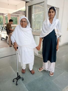 28 सीकेटीपी-12- परिचय- चार पहिया वाहन में मौजूद पेंशनर बच्ची देवी । संवाद 28 सीकेटीपी-12- परिचय- चार पहिया वाहन में मौजूद पेंशनर बच्ची देवी । संवाद