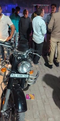 बागपत के पाली गांव में हाईवे पर हादसे में दो की मौत के बाद जांच करते पुलिसकर्मी। संवाद बागपत के पाली गांव में हाईवे पर हादसे में दो की मौत के बाद जांच करते पुलिसकर्मी। संवाद