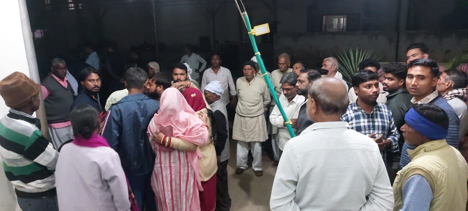 बिजनौर के ग्राम मोचीपुर के सामने सड़क दुर्घटना में पति-पत्नी की मौत पर विलाप करते परिजन संवाद